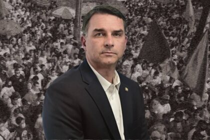 Flávio Bolsonaro cercado por líderes evangélicos em ato de campanha no Rio de Janeiro