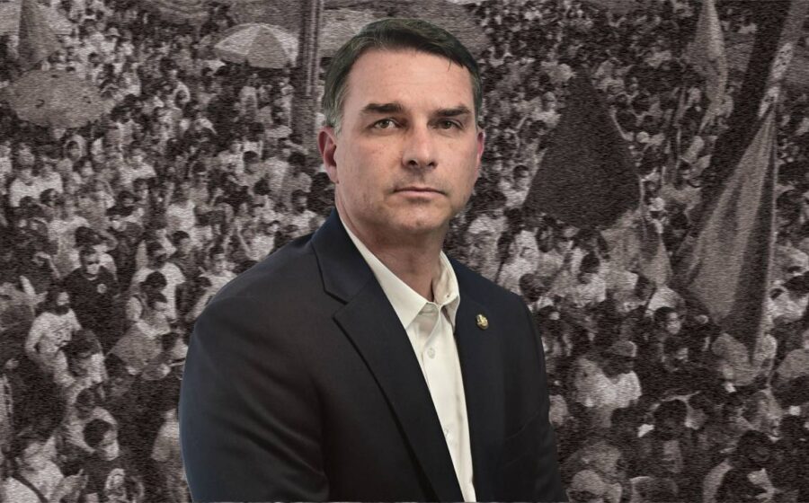 Flávio Bolsonaro cercado por líderes evangélicos em ato de campanha no Rio de Janeiro