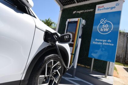 Mapa do Brasil com pontos de recarga para veículos elétricos concentrados no Sudeste e Sul