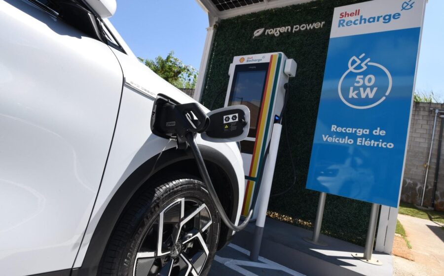 Mapa do Brasil com pontos de recarga para veículos elétricos concentrados no Sudeste e Sul