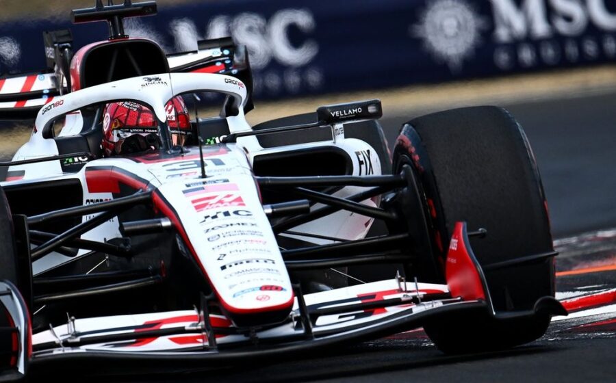 Esteban Ocon pilotando carro da Haas no GP do México 2024, saída confirmada pela equipe