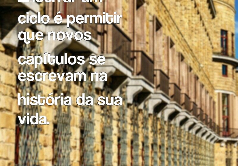 Pessoa soltando balão em formato de coração ao pôr do sol, simbolizando encerramento de ciclos