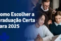 Estudantes universitários diversos celebrando formatura com chapéus no ar, representando escolha de graduação e carreira