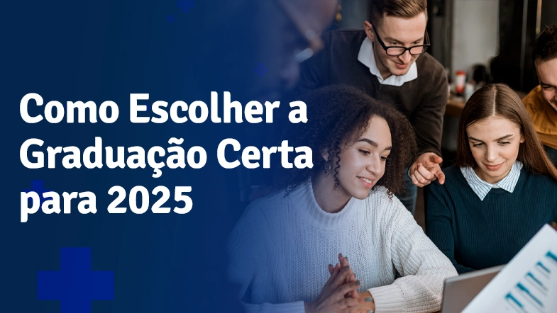 Estudantes universitários diversos celebrando formatura com chapéus no ar, representando escolha de graduação e carreira