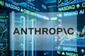 Logotipo da Anthropic com gráfico de ações em queda e selo de rating BB de alto risco