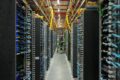 Data centers de IA inacabados nos EUA com guindastes parados e estrutura exposta, simbolizando colapso de investimentos bilionários