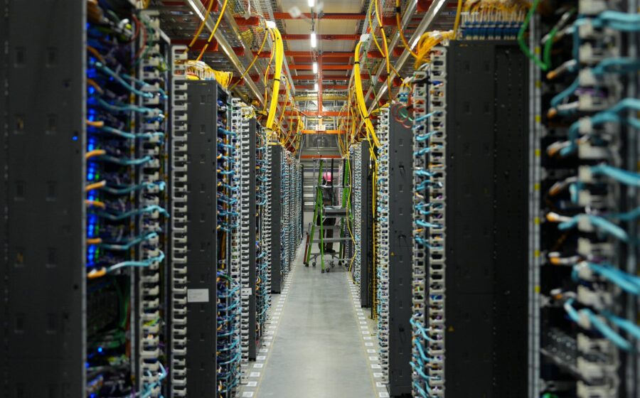 Data centers de IA inacabados nos EUA com guindastes parados e estrutura exposta, simbolizando colapso de investimentos bilionários