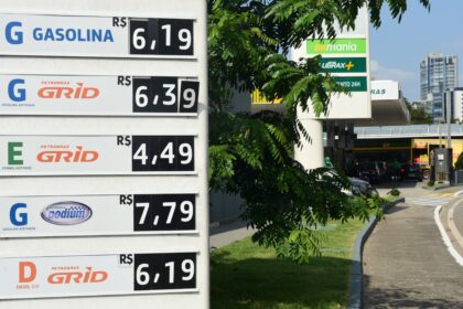 Bomba de gasolina Podium da Petrobras sem produto em posto de São Paulo, refletindo desabastecimento da Vibra Energia