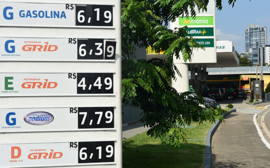 Bomba de gasolina Podium da Petrobras sem produto em posto de São Paulo, refletindo desabastecimento da Vibra Energia