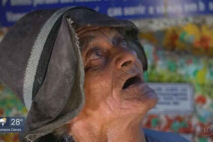 Homem vulnerável recebendo jatos d'água em trator durante carreata política em Muzambinho