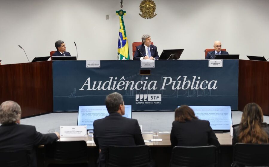 Fachada do STF com logotipos de bets e camisas de clubes sobrepostos, simbolizando influência do setor