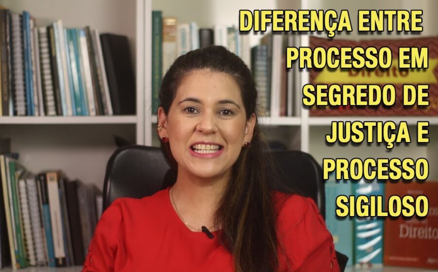 Ministro André Mendonça do TSE analisando processo sigiloso com documentos jurídicos e balança da justiça