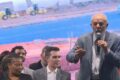 Lula discursa com gráficos de dívida pública e juros ao fundo
