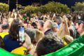 Flávio Bolsonaro cercado por líderes evangélicos em evento político
