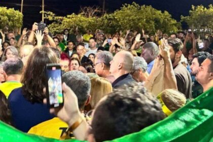 Flávio Bolsonaro cercado por líderes evangélicos em evento político