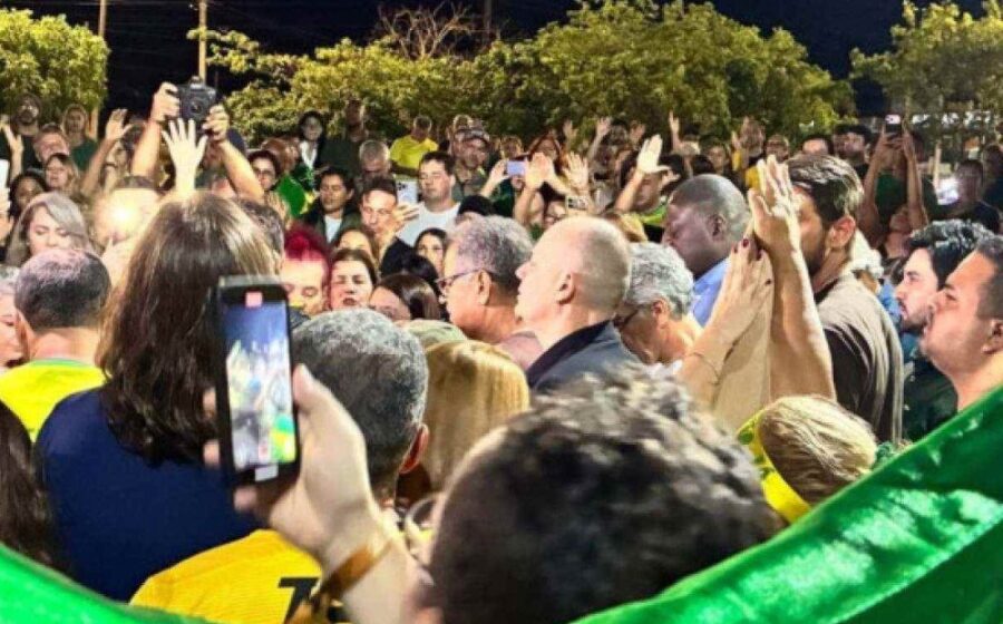 Flávio Bolsonaro cercado por líderes evangélicos em evento político