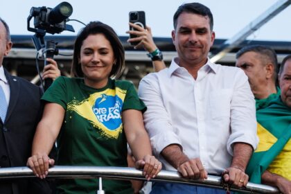 Flávio Bolsonaro recebendo oração de pastores evangélicos em evento político