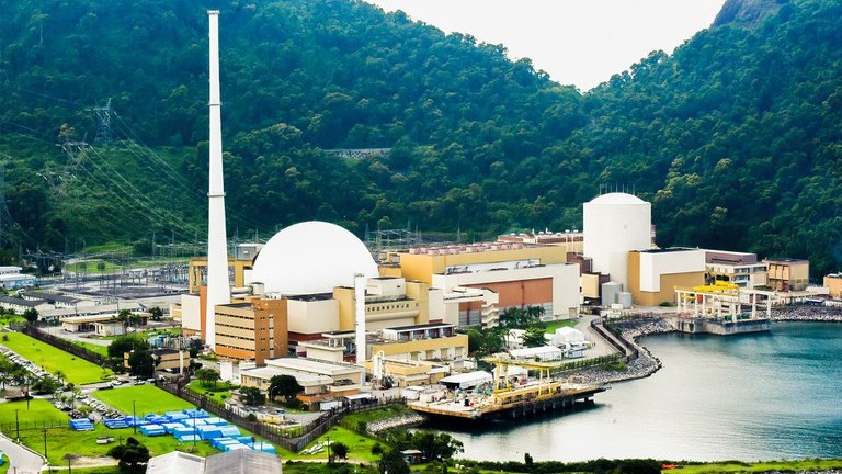 Reator nuclear modular pequeno (SMR) com tanque de sal derretido como bateria térmica, tecnologia inovadora para Brasil