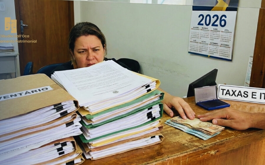 Família protegida por escudo com símbolos de previdência privada e planejamento sucessório evitando inventário