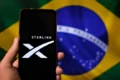 Smartphone conectado a satélite Bluebird da AST SpaceMobile sobre mapa do Brasil com logos Unifique Brisanet Iez Telecom