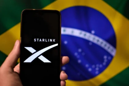Smartphone conectado a satélite Bluebird da AST SpaceMobile sobre mapa do Brasil com logos Unifique Brisanet Iez Telecom