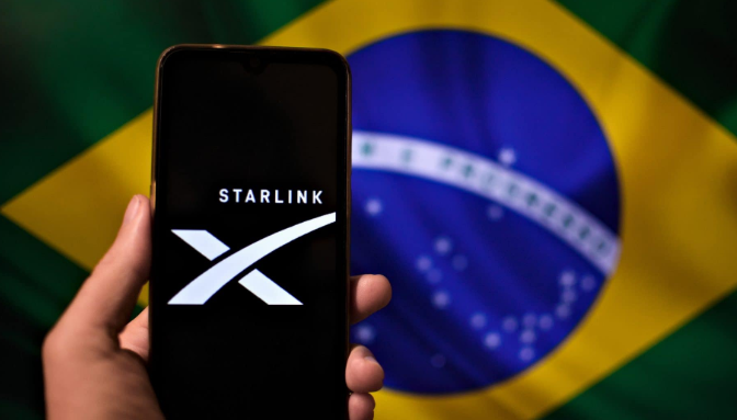 Smartphone conectado a satélite Bluebird da AST SpaceMobile sobre mapa do Brasil com logos Unifique Brisanet Iez Telecom