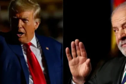Donald Trump em silêncio observando tabuleiro de xadrez com peças de Lula e Bolsonaro, política Brasil-EUA
