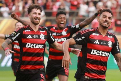 Flávio Bolsonaro ao celular com escudo do Flamengo e fichas de aposta ao fundo