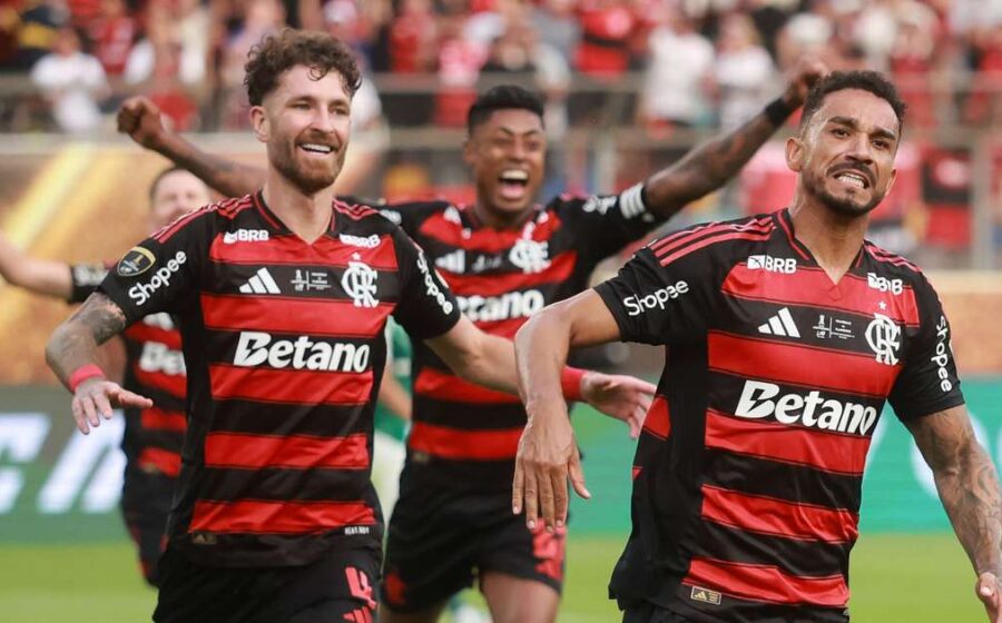 Flávio Bolsonaro ao celular com escudo do Flamengo e fichas de aposta ao fundo