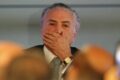 Brasileiro entediado olha celular vazio após eleições, simbolizando abstinência de dopamina política