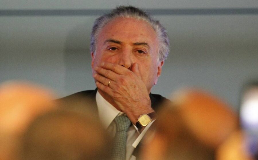 Brasileiro entediado olha celular vazio após eleições, simbolizando abstinência de dopamina política