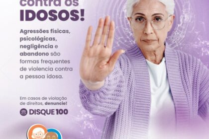 Idosos sendo carregados por bombeiros para votar, evidenciando falta de acessibilidade urbana