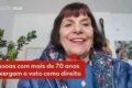 Bombeiros e netos carregam idosos em cadeiras de rodas para votar em escola sem rampas