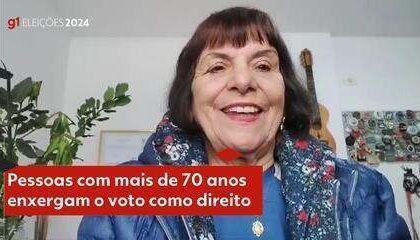 Bombeiros e netos carregam idosos em cadeiras de rodas para votar em escola sem rampas