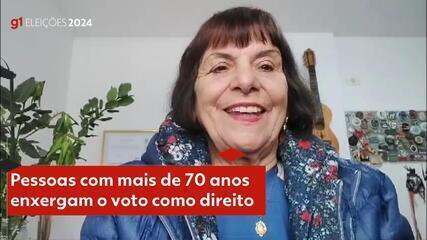 Bombeiros e netos carregam idosos em cadeiras de rodas para votar em escola sem rampas