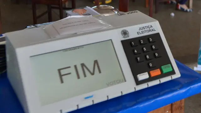 Trabalhadores em fila de ônibus lotado no dia da eleição, impossibilitados de votar por falta de transporte e folga
