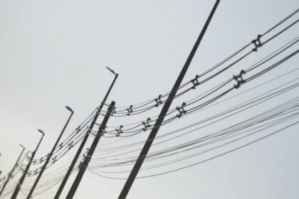 Torre de transmissão de energia elétrica ao pôr do sol representando segurança do sistema no segundo turno