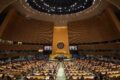 Logos do Instagram, Facebook e WhatsApp sob lupa da ONU representando viés algorítmico nas eleições 2026