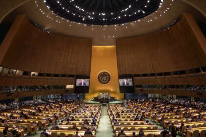 Logos do Instagram, Facebook e WhatsApp sob lupa da ONU representando viés algorítmico nas eleições 2026