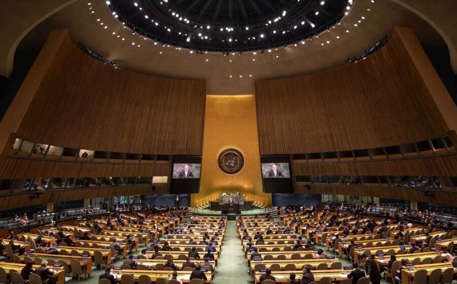 Logos do Instagram, Facebook e WhatsApp sob lupa da ONU representando viés algorítmico nas eleições 2026