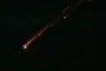 Objeto incandescente cruzando céu noturno de Maués Amazonas rastro luminoso lixo espacial