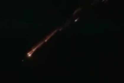 Objeto incandescente cruzando céu noturno de Maués Amazonas rastro luminoso lixo espacial