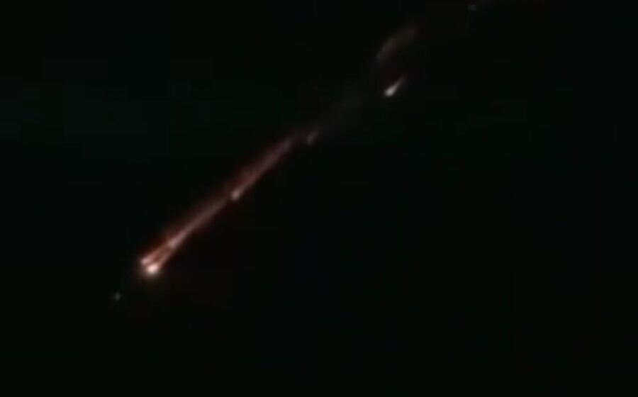 Objeto incandescente cruzando céu noturno de Maués Amazonas rastro luminoso lixo espacial
