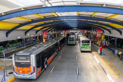 Mapa das novas rotas de 10 linhas de ônibus na Estação da Lapa durante obras na plataforma F