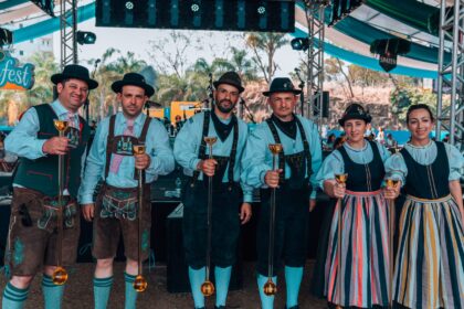Multidão celebrando Oktoberfest gratuita no Novo Mercadão de Ribeirão Preto com chope artesanal e joelho de porco