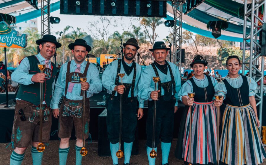 Multidão celebrando Oktoberfest gratuita no Novo Mercadão de Ribeirão Preto com chope artesanal e joelho de porco