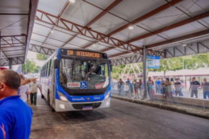 Terminal rodoviário vazio em João Pessoa no 2º turno, eleitores aguardando ônibus inexistentes