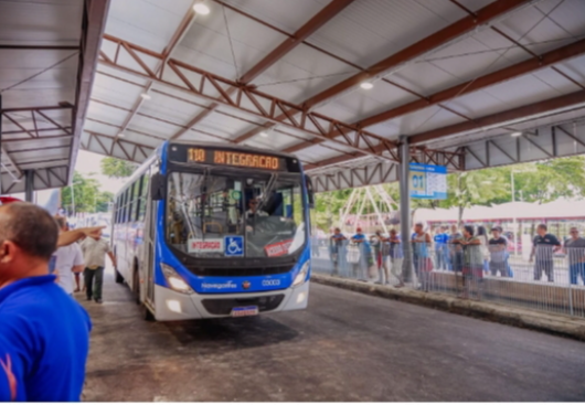 Terminal rodoviário vazio em João Pessoa no 2º turno, eleitores aguardando ônibus inexistentes