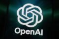 Logo da OpenAI com símbolo de alerta vermelho e texto "10% risco existencial" sobre fundo de pesquisadores preocupados