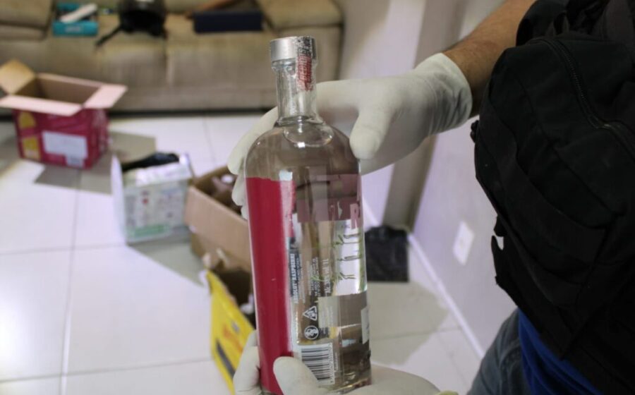 Polícia Civil fiscaliza galpão com bebidas apreendidas em operação contra falsificação em Guarulhos